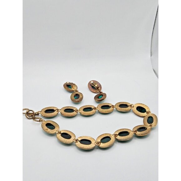 Vintage Amrita Singh glass green cabachon necklace and clip earring set - Picture 8 of 11